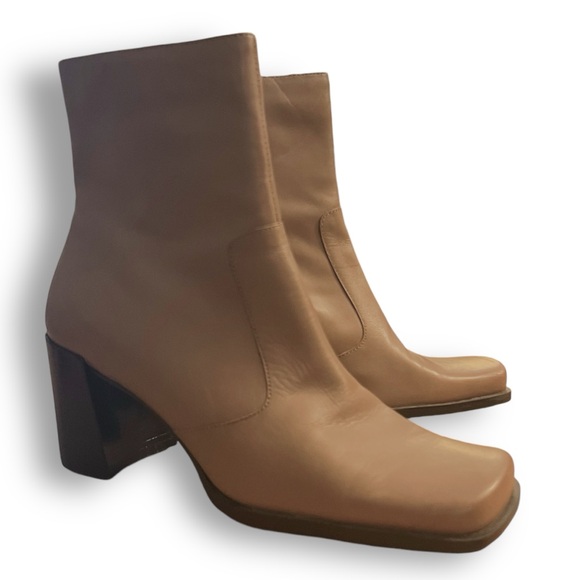 SOLD Tan Leather Square Toe Chunky Heel Ankle Boots 1990s 2000s Vintage Westies - Picture 7 of 9
